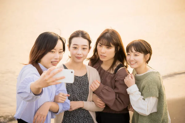 Mujeres Jóvenes Tomando Una Foto Conmemorativa Con Smartphone —  Fotos de Stock