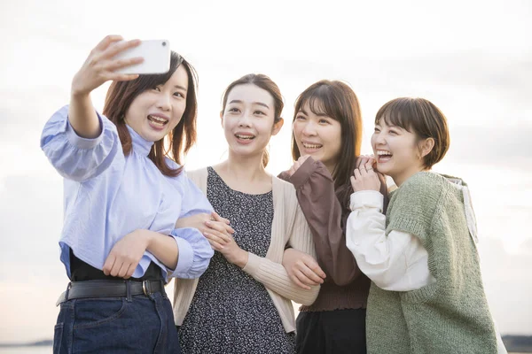 Jeunes Femmes Prenant Une Photo Commémorative Avec Smartphone — Photo