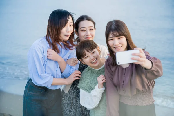 Mujeres Jóvenes Tomando Una Foto Conmemorativa Con Smartphone —  Fotos de Stock