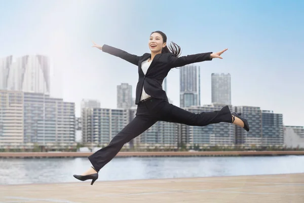 Una Joven Mujer Negocios Traje Saltando Con Una Sonrisa —  Fotos de Stock