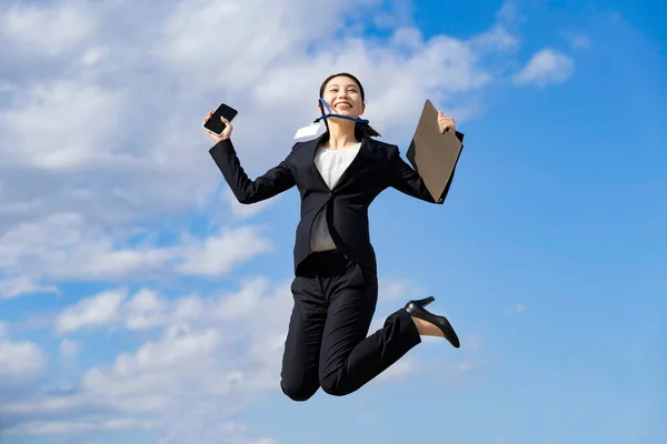 Una Joven Mujer Negocios Traje Saltando Con Una Sonrisa —  Fotos de Stock