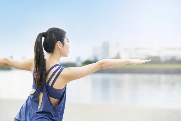 Asiatische Junge Frau Macht Yoga Strand Der Stadt — Stockfoto