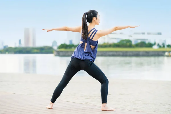 Asiatisk Ung Kvinna Som Gör Yoga Stranden Staden — Stockfoto