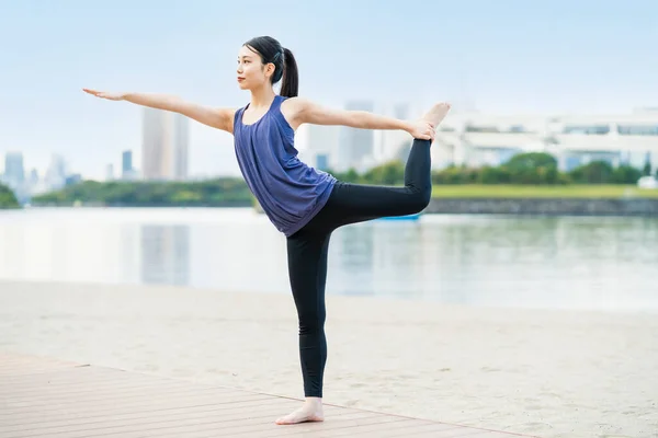 Asiatisk Ung Kvinna Som Gör Yoga Stranden Staden — Stockfoto