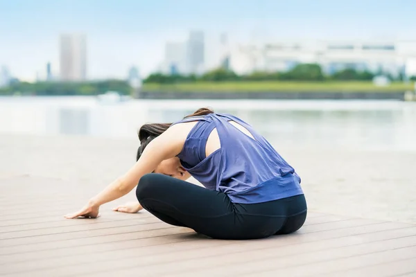 Aziatische Jong Vrouw Doet Yoga Het Strand Stad — Stockfoto