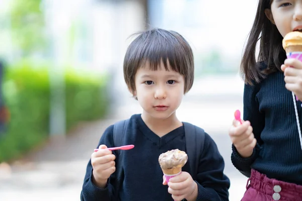Дети Едят Кукурузное Мороженое Ложкой — стоковое фото