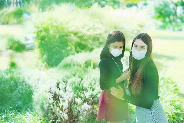 Mutter Und Ihre Tochter Tragen Masken Und Spielen Park — Stockfoto