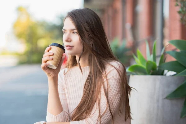 Mujer Joven Relajándose Con Una Taza Café Mano —  Fotos de Stock