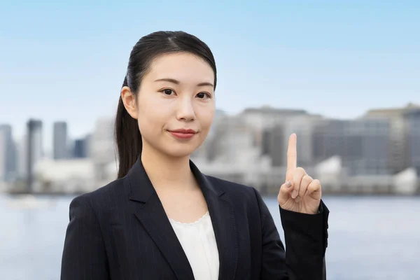 Ung Asiatisk Affärskvinna Pekar Pekfingret Utomhus — Stockfoto
