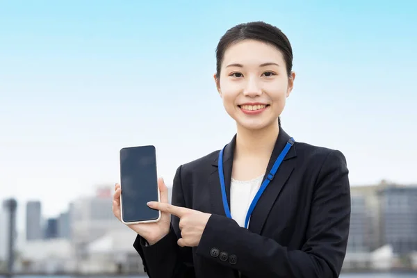 Asyalı Genç Kadını Gülümseyerek Akıllı Telefon Kullanıyor — Stok fotoğraf