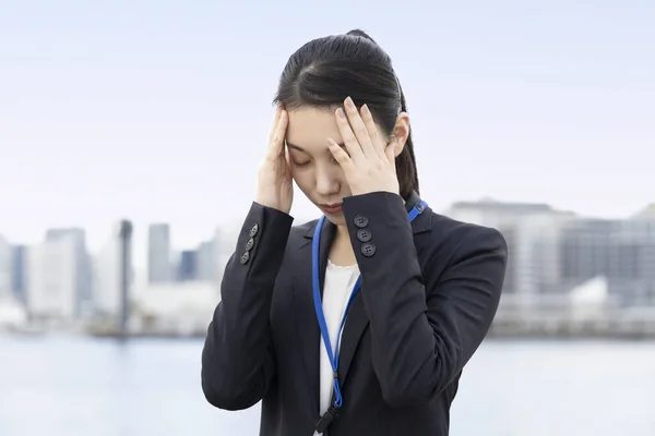 Aziatisch Jong Zakenvrouw Met Een Gestrest Blik Buiten — Stockfoto