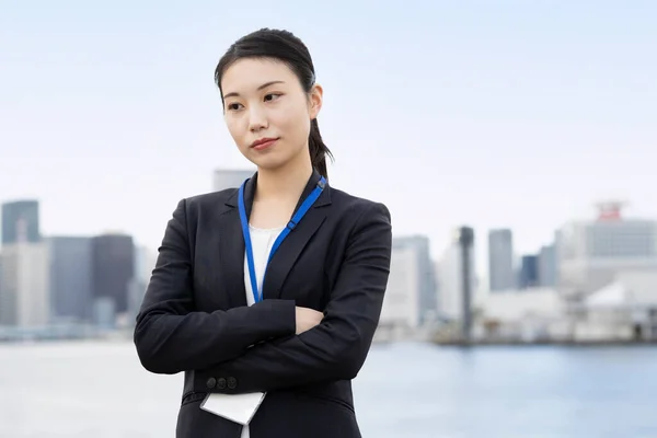 Asiatique Jeune Femme Affaires Avec Regard Stressé Extérieur — Photo