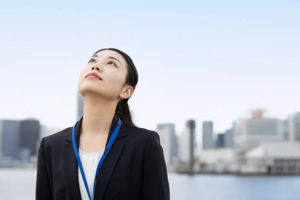 Asiática Joven Mujer Negocios Con Una Mirada Estresada Aire Libre —  Fotos de Stock