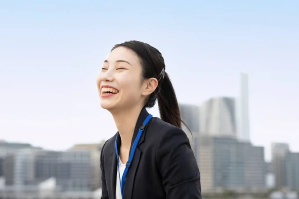 Asiática Joven Mujer Negocios Pie Con Una Sonrisa Aire Libre —  Fotos de Stock