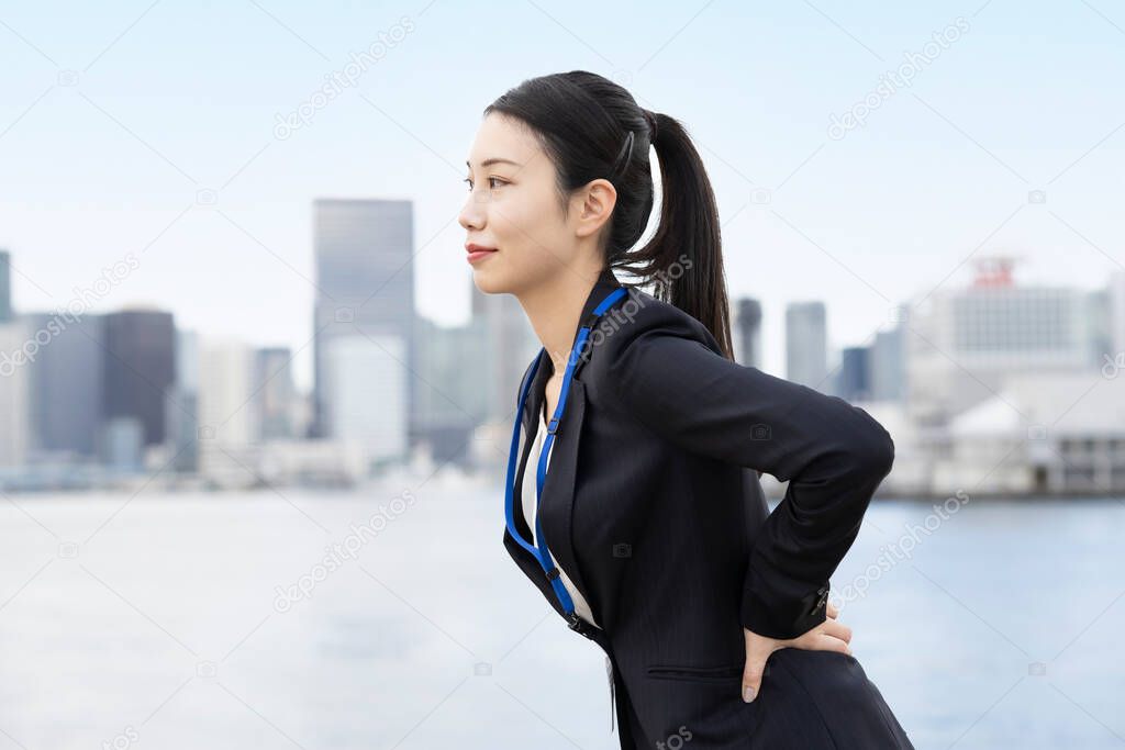 Asian young business woman with a stressed look outodoors