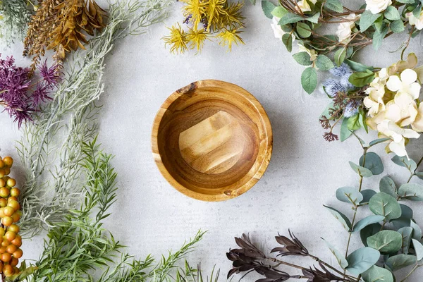 Träplatta Och Botaniska Prydnadsföremål Ett Marmorbord — Stockfoto