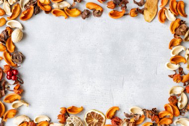 Beton tahtadaki kurumuş çiçeklerden oluşan alanı kopyala