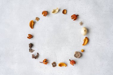 Beton tahtadaki kurumuş çiçeklerden oluşan alanı kopyala