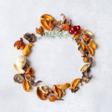 Beton tahtadaki kurumuş çiçeklerden oluşan alanı kopyala