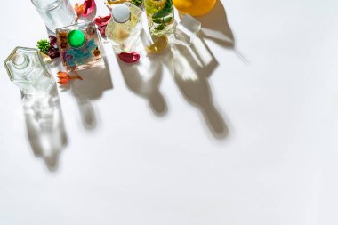 Beyaz tahtada renkli bitki şişeleri ve gölgeler