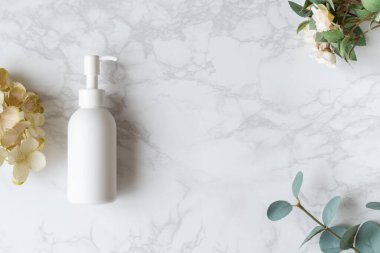 Püskürtme şişesi mermer bir plakaya yerleştirildi (ekranın sol tarafı))