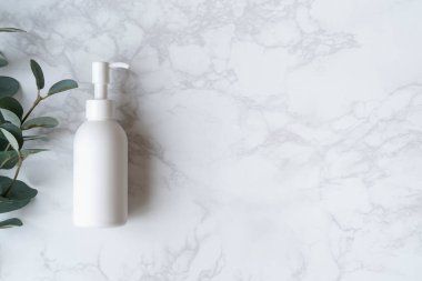 Püskürtme şişesi mermer bir plakaya yerleştirildi (ekranın sol tarafı))