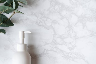 Püskürtme şişesi mermer bir plakaya yerleştirildi (ekranın sol tarafı))