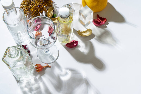 Красочные гербарий бутылки и тени на белой доске