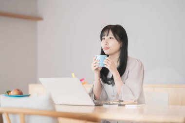 Evden çalışırken mola veren bir kadın.