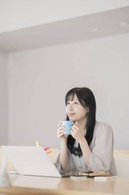 Evden çalışırken mola veren bir kadın.