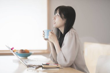 Evden çalışırken mola veren bir kadın.