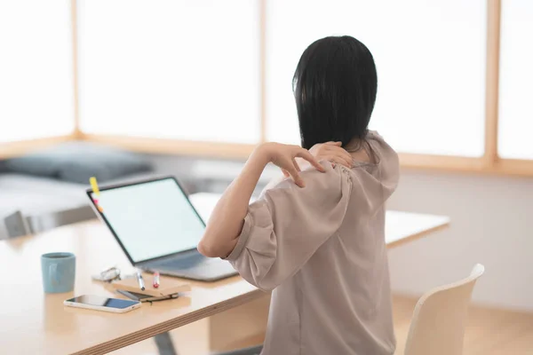 Una Mujer Que Preocupa Por Los Hombros Rígidos Mientras Trabaja — Foto de Stock