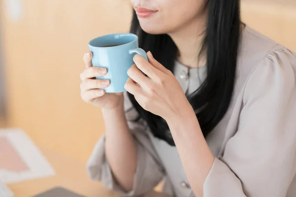 Eine Frau Macht Eine Pause Während Sie Von Hause Aus — Stockfoto