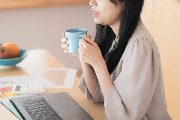 Kvinna Som Tar Paus När Hon Arbetar Hemifrån — Stockfoto