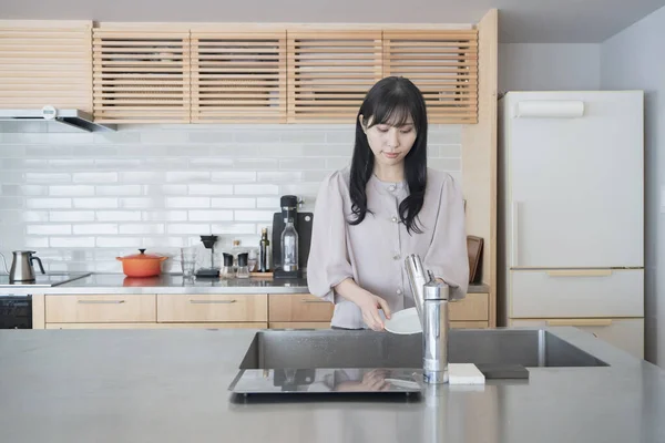 Asiatin Spült Geschirr Der Küche Des Hauses — Stockfoto