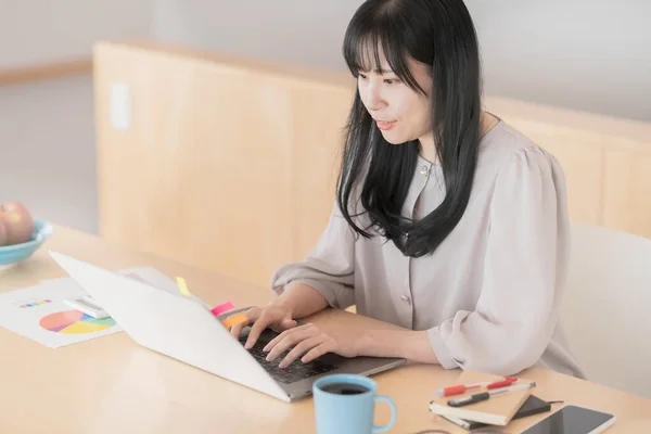 Asiatico Nero Dai Capelli Donna Lavoro Casa Utilizzando Computer Portatile — Foto Stock