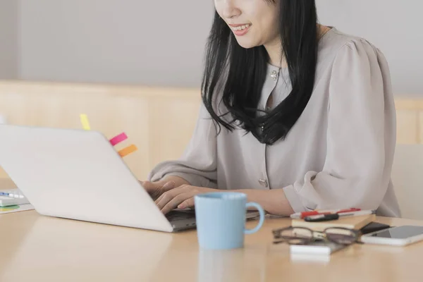 Asiatisk Svarthårig Kvinna Som Arbetar Hemifrån Med Bärbar Dator — Stockfoto