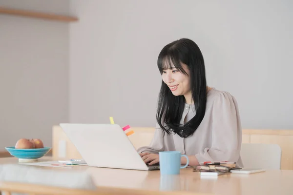 Asiatico Nero Dai Capelli Donna Lavoro Casa Utilizzando Computer Portatile — Foto Stock