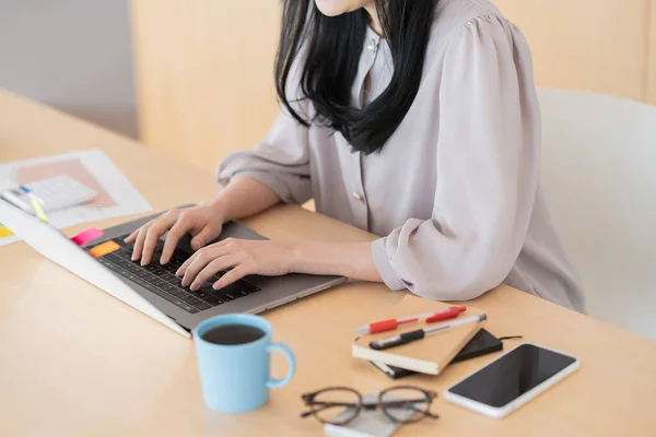 Asiatisk Svarthårig Kvinna Som Arbetar Hemifrån Med Bärbar Dator — Stockfoto