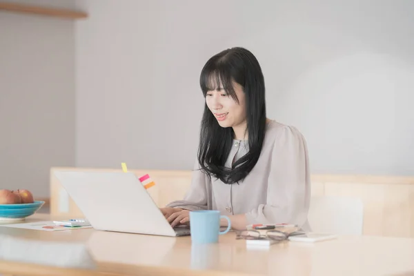 Asiatisk Svarthårig Kvinna Som Arbetar Hemifrån Med Bärbar Dator — Stockfoto