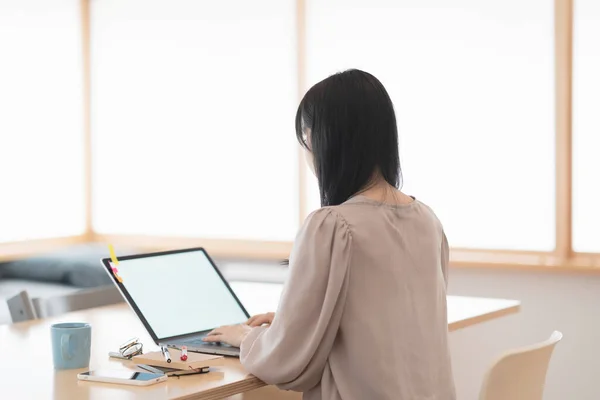 Asiatische Schwarzhaarige Frau Arbeitet Von Hause Aus Mit Einem Laptop — Stockfoto