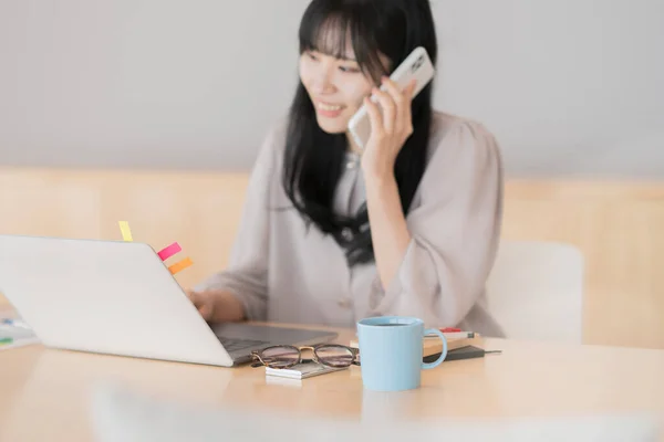 Asiatisk Svarthårig Kvinna Som Arbetar Hemifrån Med Bärbar Dator — Stockfoto