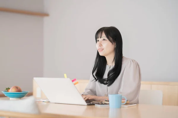 Asiatisk Svarthårig Kvinna Som Arbetar Hemifrån Med Bärbar Dator — Stockfoto