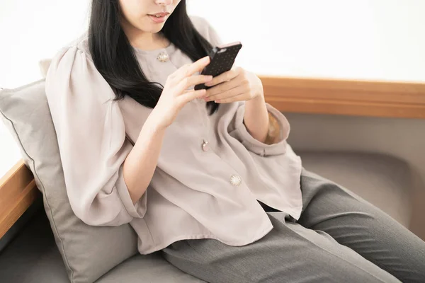 Mujer Asiática Sentada Operando Teléfono Inteligente Casa — Foto de Stock