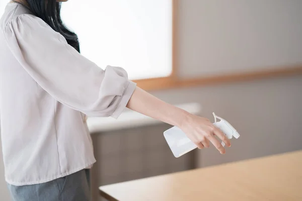 Eine Frau Die Einen Raum Mit Einem Spray Desinfiziert Und — Stockfoto