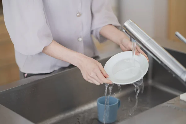Asian Woman Washing Dishes Kitchen House — Stock Photo, Image