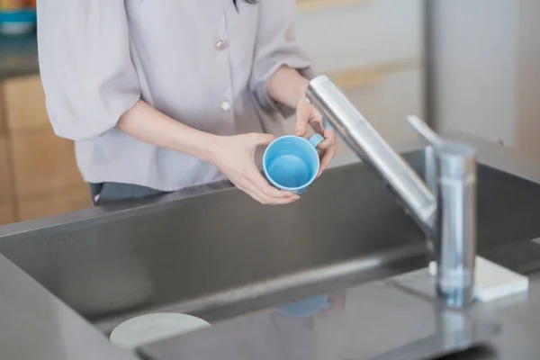 Asian Woman Washing Dishes Kitchen House — Stock Photo, Image