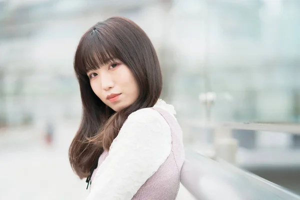 Retrato Mujer Japonesa Joven Aire Libre Día Nublado —  Fotos de Stock