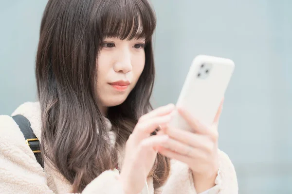 Asiática Jovem Mulher Assistindo Tela Operando Smartphone — Fotografia de Stock