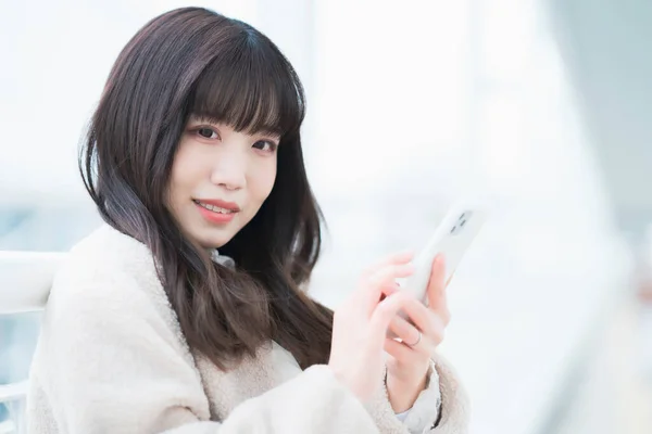 Asyalı Genç Bir Kadın Ekranı Izliyor Akıllı Telefon Kullanıyor — Stok fotoğraf